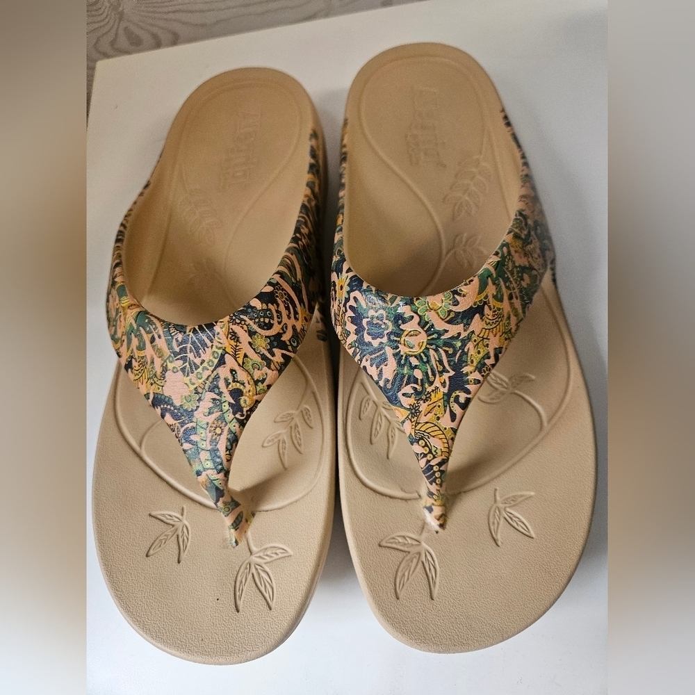 Alegria By PG Lite Floral Beige Women's Sandals Sz 10